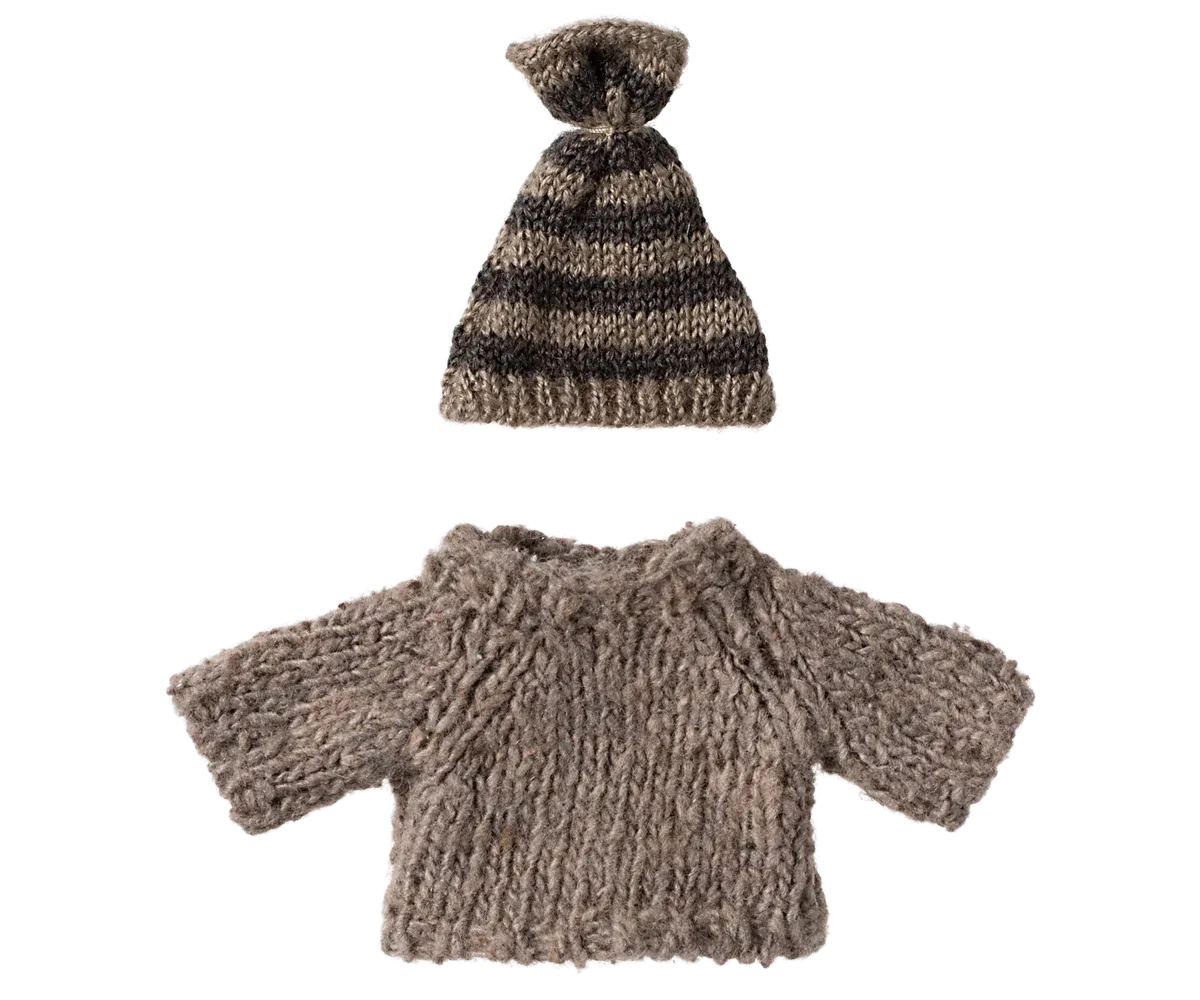 Knitted Sweater and Hat for Big Brother Mouse