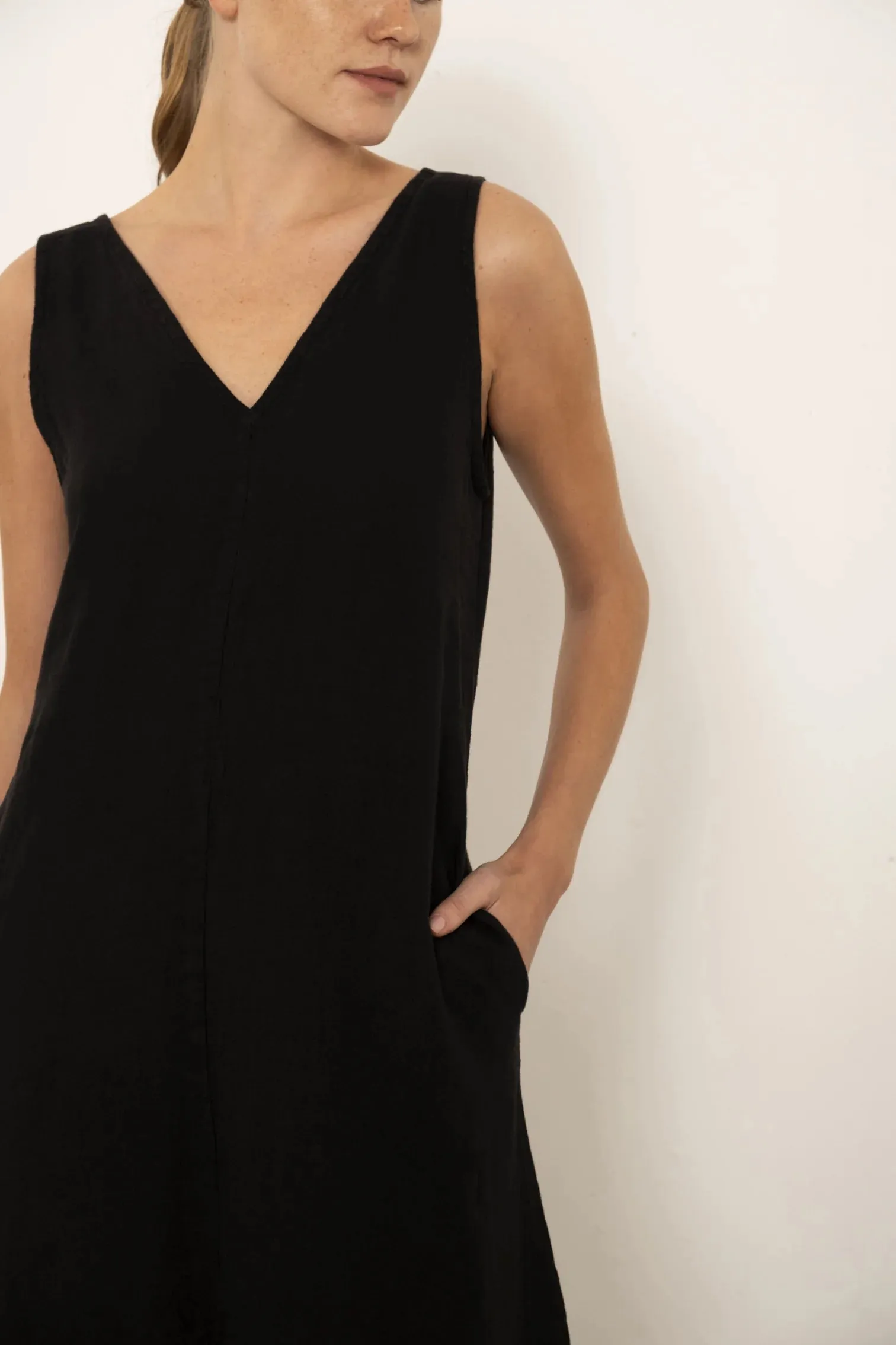 V-Neck Slit Raw Linen Dress black